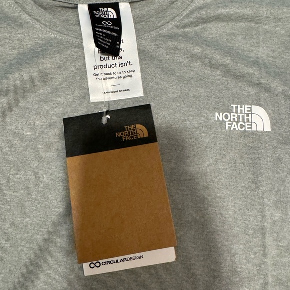 North face women’s long sleeve shirt grey medium NWT - Picture 2 of 3